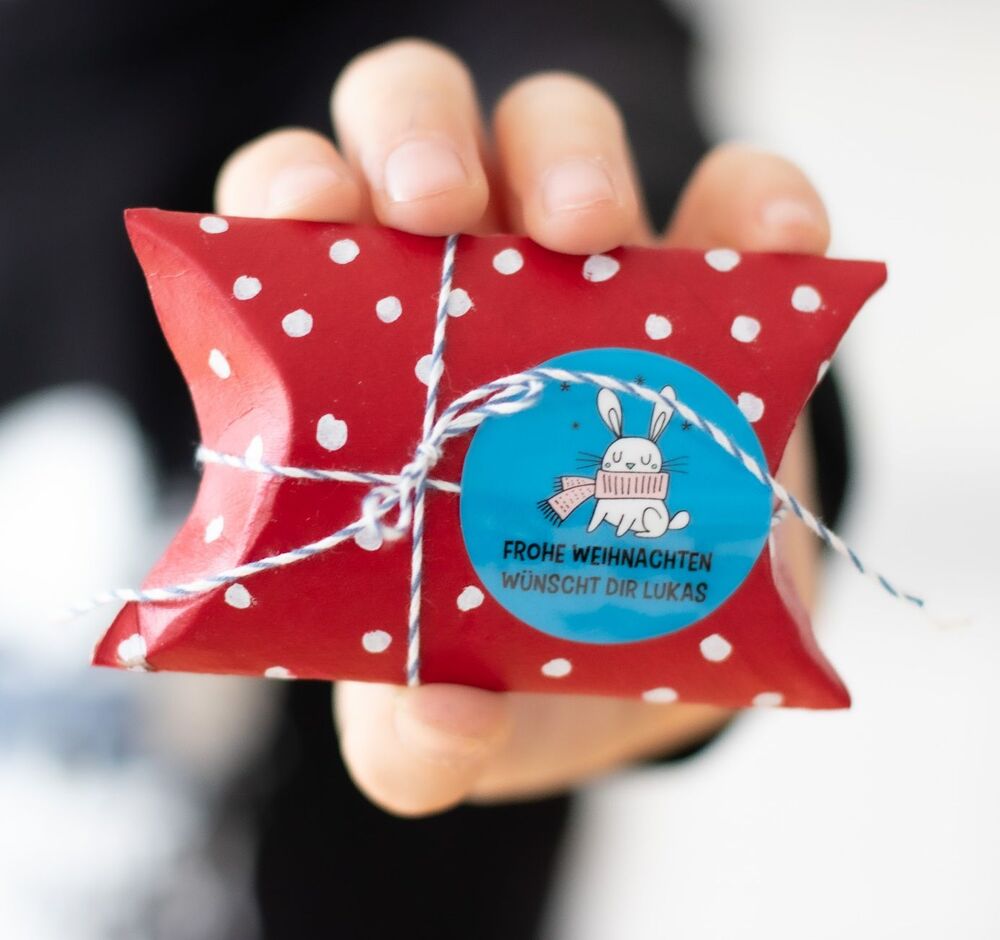 Decorate your gifts with personalised Christmas labels! Blog